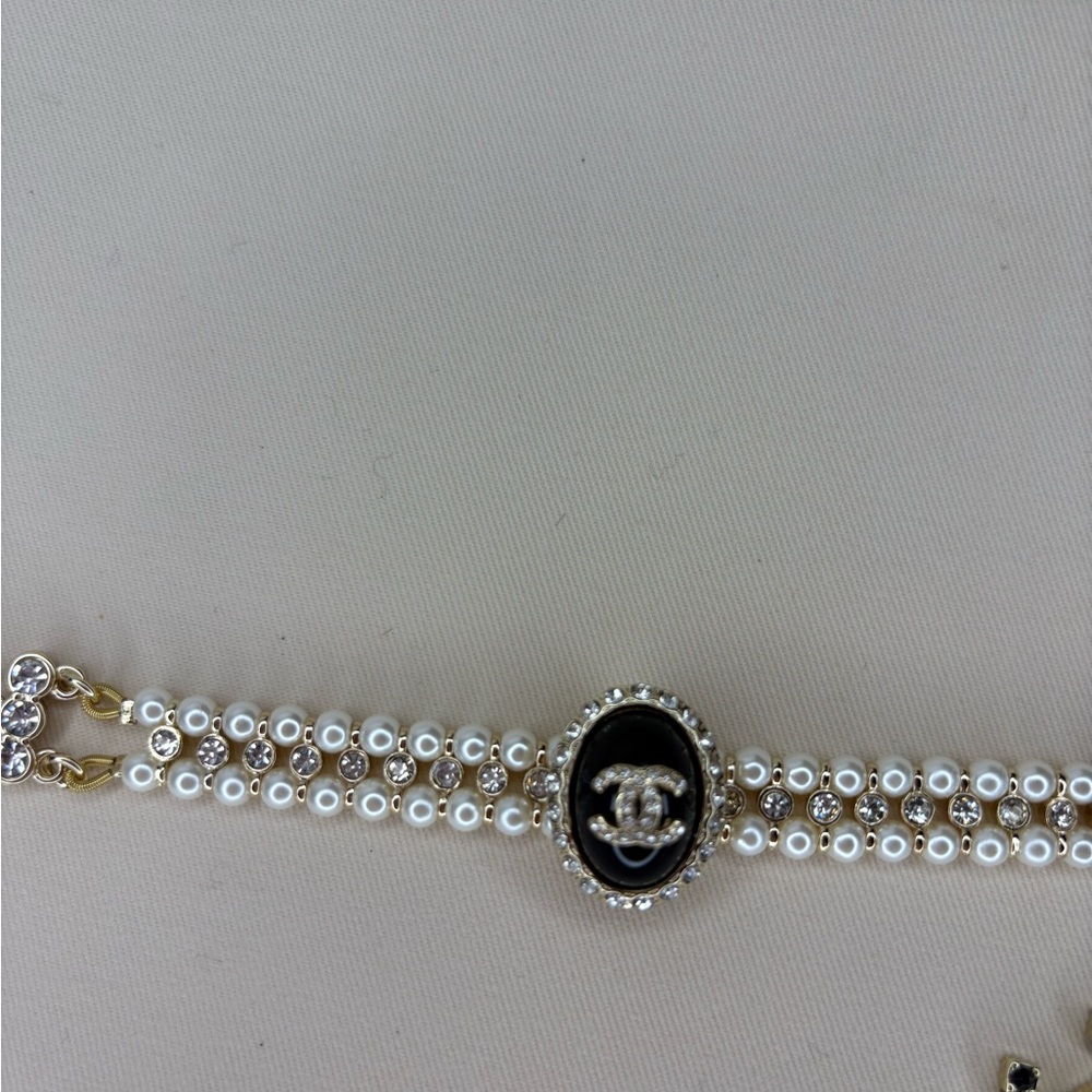CC Black and White Pearl Bracelet - Picture 2 of 5